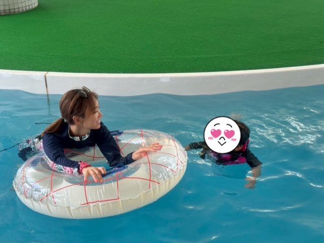 浮き輪の上に浮かぶ三次ゆりか