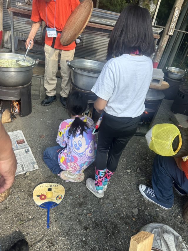 はんごう炊飯を行う子どもの様子
