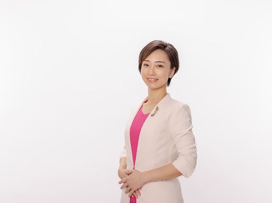 スーツ姿の三次ゆりか