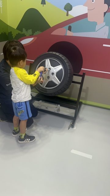 「Japan Mobility Show 2025」に参加する子どもの後ろ姿