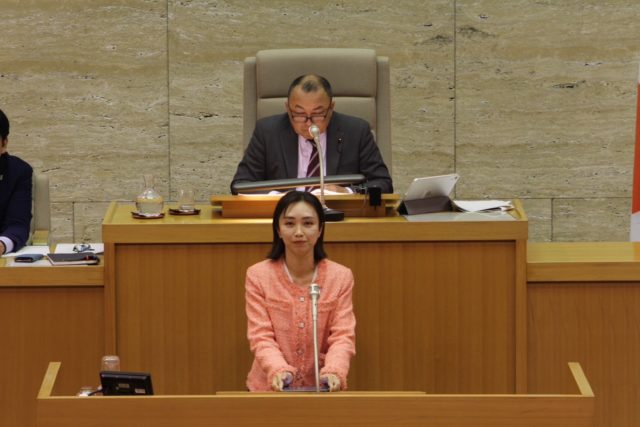 11月27日の本会議で一般質問をする三次ゆりか