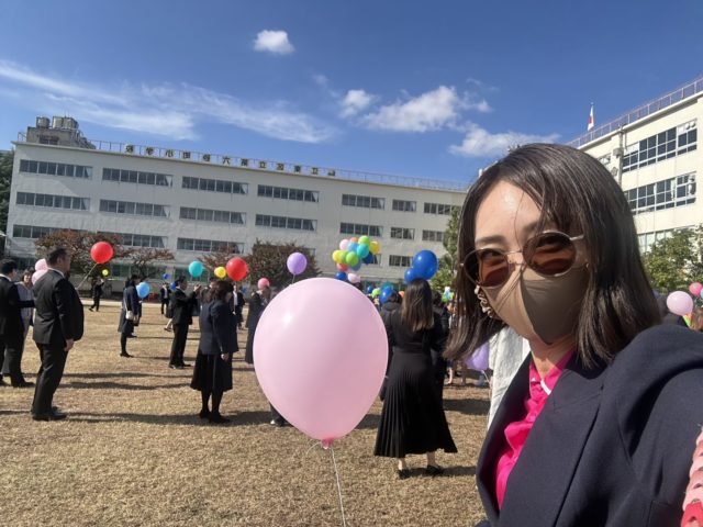 江東区立第六砂町小学校の創立70周年記念式典で風船を持つ三次ゆりか