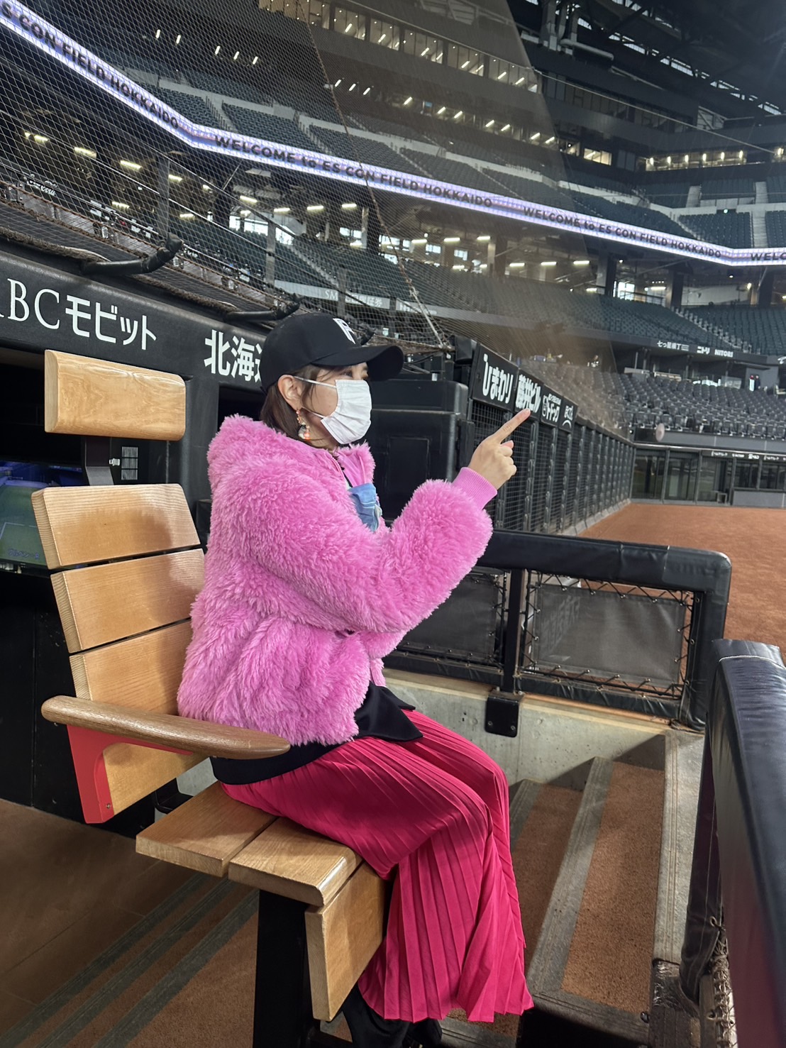 エスコンフィールドHOKKAIDOの監督席に座る三次ゆりか