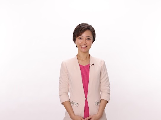 手を前で揃えて微笑む三次ゆりか