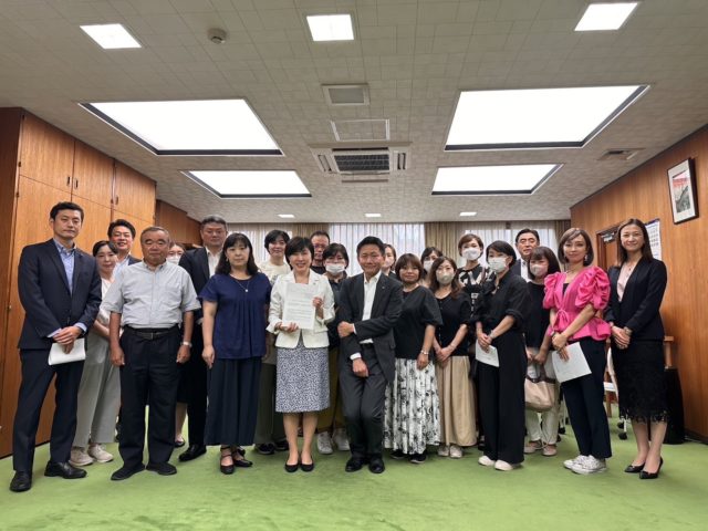 要望書提出時の区長との集合写真