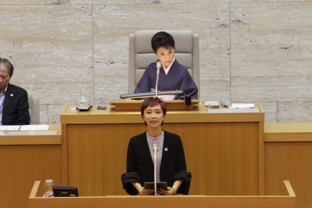 江東区議会で登壇し質問する三次ゆりか