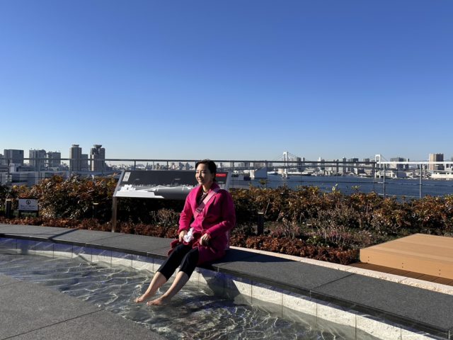 足湯に浸かる三次ゆりか