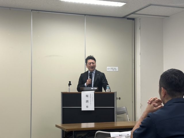 登壇されている堀潤さんの様子