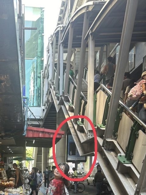 バンコクの街中にあるデジタルサイネージ