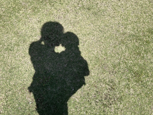 抱っこ紐をする親子の影