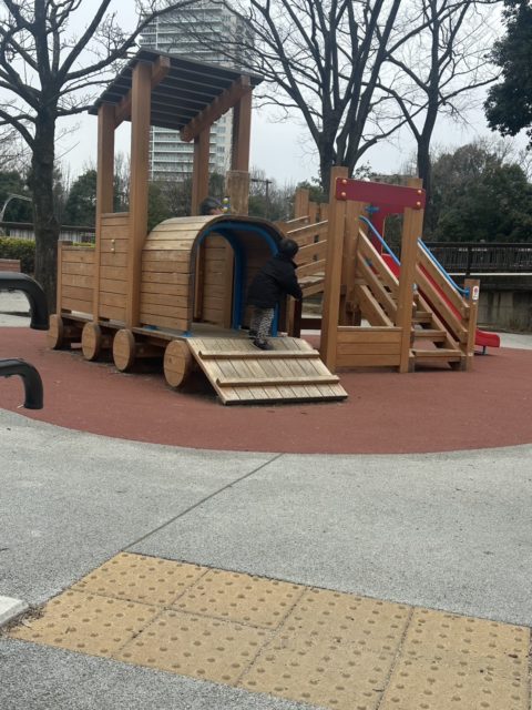 公園で遊ぶ子供の様子１