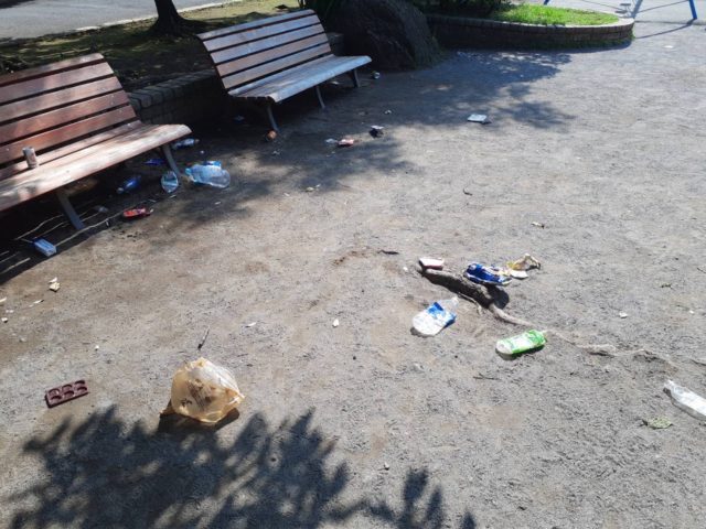 ゴミが散乱する公園の様子2