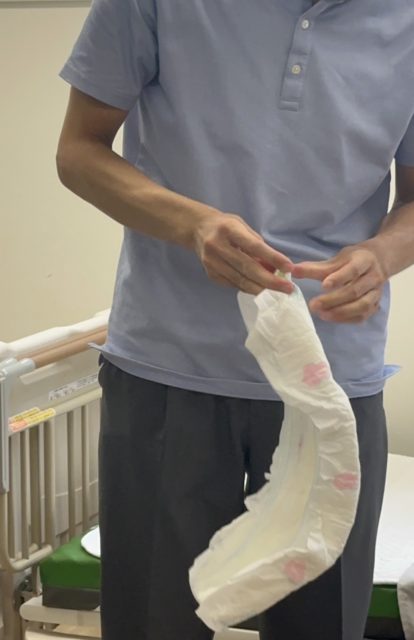 おむつへのセンサー取り付けの様子