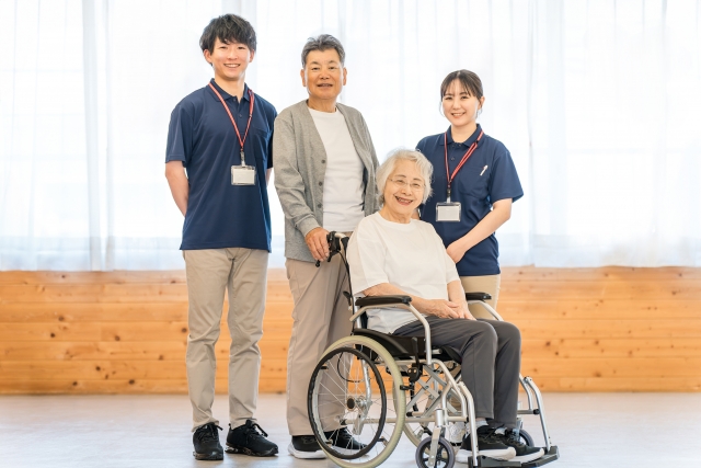 介護職員と笑顔の利用者