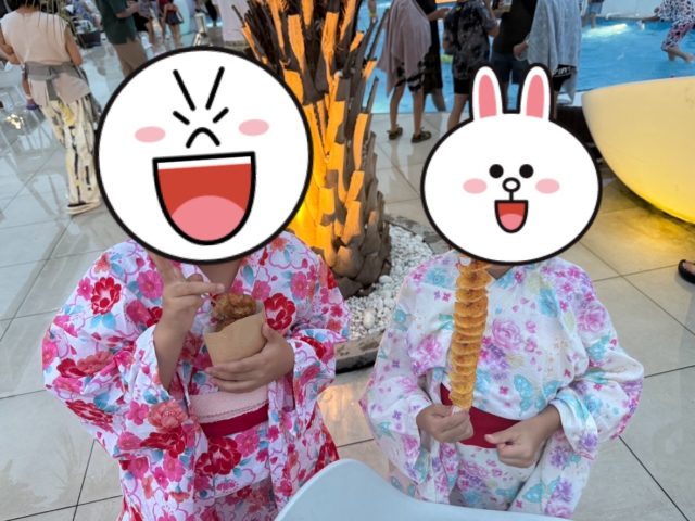 お祭りに参加する浴衣を着た女の子
