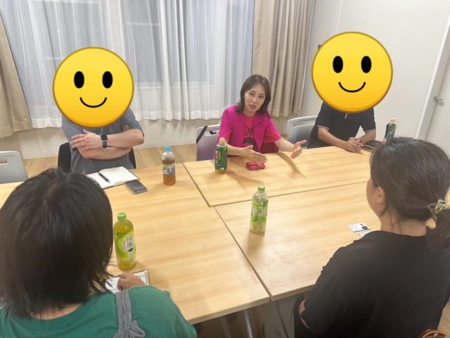 複数人と議論を交わす三次ゆりか