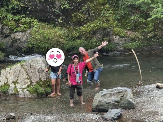 川の中から手を振る三次ゆりか