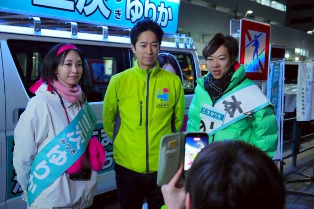 撮影に応える三次ゆりかと藤田文武と夫