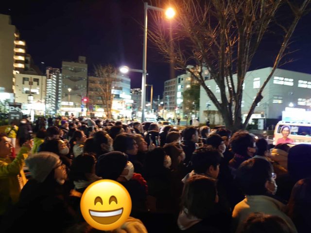 夜イオン前での演説に集まってくれた多くの人々