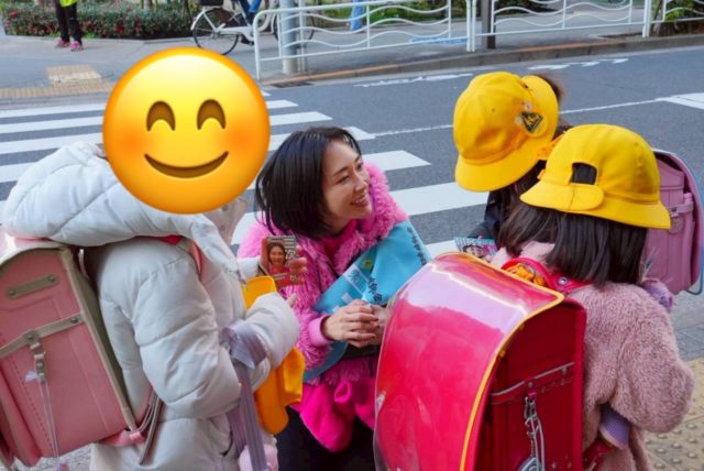 応援してくれる小学生と話す三次ゆりか