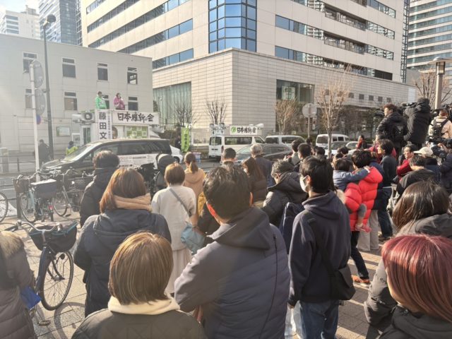 昼演説をする三次ゆりかと演説を聞く人々やメディア