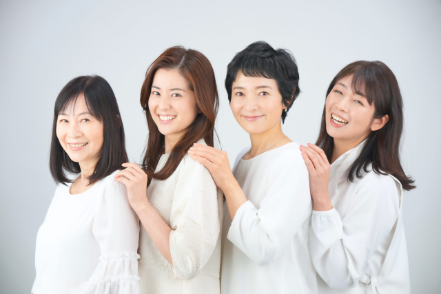 笑顔でこちらを見る複数名の女性